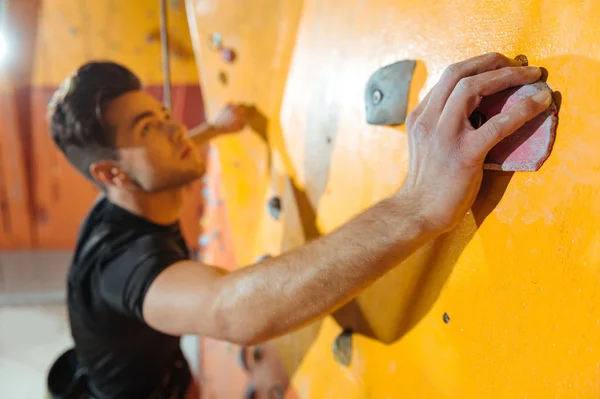 Serious man training in climbing gym. — Stock Photo, Image