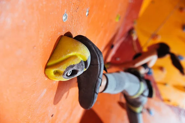 Bella donna di formazione difficile in palestra di arrampicata — Foto Stock