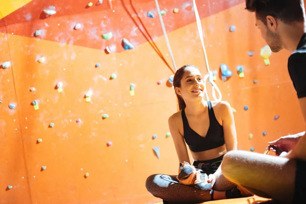 Roade par sitter tillsammans i klättring gym — Stockfoto