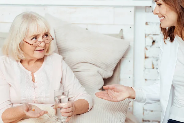 Agradable anciana tomando pastillas — Foto de Stock