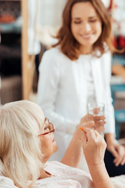 Agradable anciana tomar píldoras — Foto de Stock