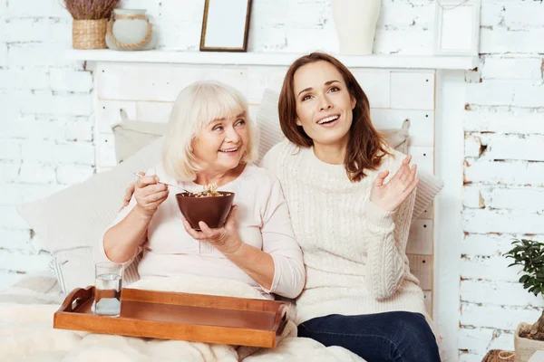 Agradable anciana enjying hablar con su abuela cariñosa — Foto de Stock