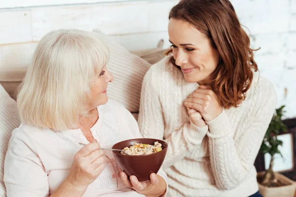 Vrolijke bejaarde vrouw ontbijten. — Stockfoto