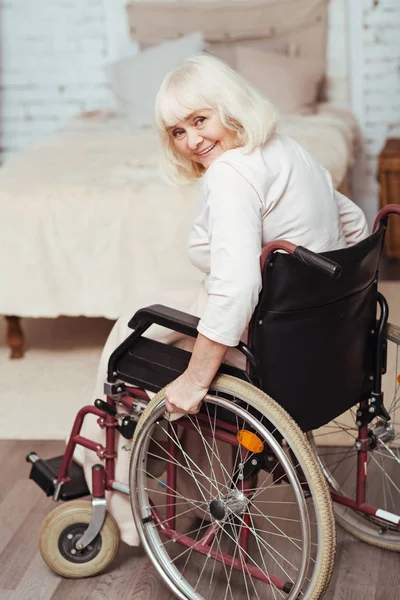 Mujer discapacitada alegre expresando positividad — Foto de Stock