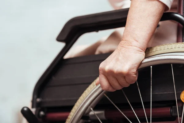 Femme âgée utilisant un fauteuil roulant . — Photo