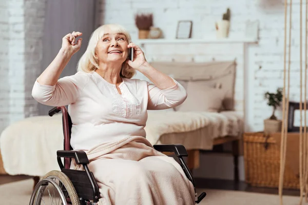 Mujer con discapacidad envejecida positiva sentada en la silla de ruedas —  Fotos de Stock