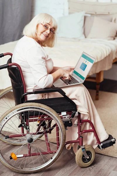 Mujer discapacitada gozosa usando Internet en casa — Foto de Stock