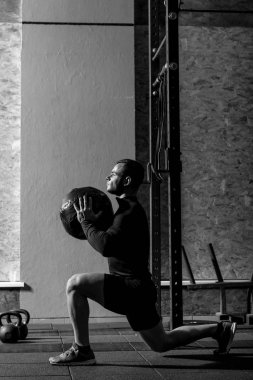 Dizimin üstüne oturan acımasız iyi görünümlü adam