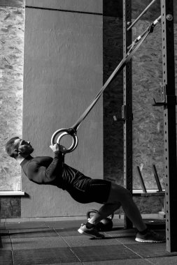 Çekici iyi adam holding jimnastik yüzük inşa.