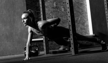 Ciddi genç kadının yapması Push ups