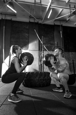 Med topları tutan güzel gençler