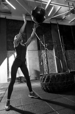 Genç aktif kadın tıp topu yakalıyor