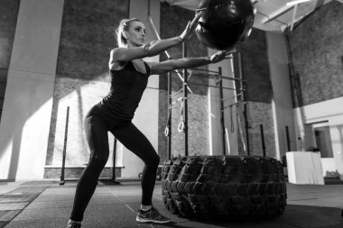 Sportif güzel kadın sağlık topu atma