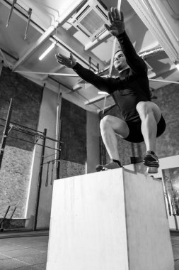 Güzel yakışıklı adam atlama