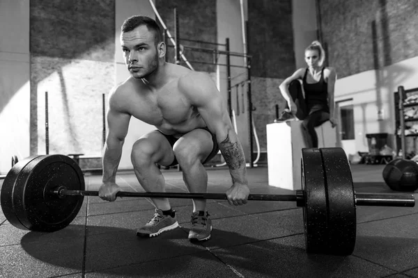 Hårt arbetande stark bodybuilder förbereder sig för att lyfta en skivstång — Stockfoto