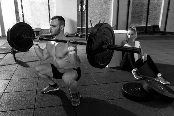 Ernsthafter starker Mann beim Gewichtheben — Stockfoto