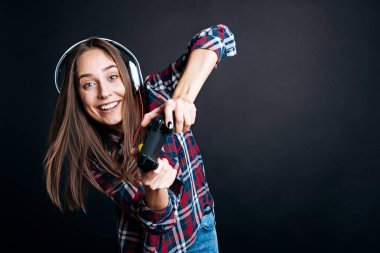 Oyun konsolu tutan olumlu genç kadın