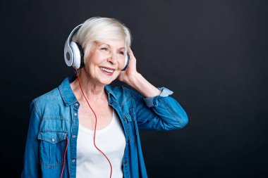 Müzik neşeli yaşlı kadın