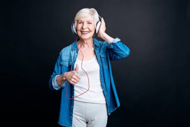 Memnun yaşlı kadın müzik keyfi