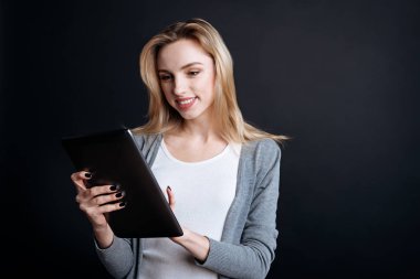 Neşeli genç kadın tablet kullanma