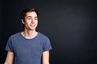 Olumlu etkilendi adam siyah arka plan üzerine ayakta