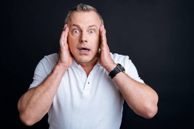 Adam siyah arka plan üzerinde ayakta Pleasanr şaşırttı