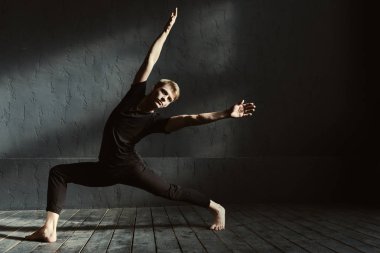 Karanlık ışıklı odaya eğitim usta dansçı