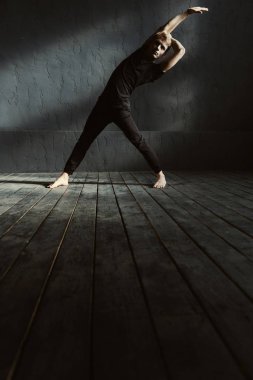 Usta dansçı bir germe oturum sahip