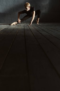 Stüdyoda germe esnek genç dansçı