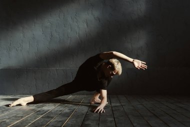 Stüdyoda esnekliğini göstererek yetenekli genç dansçı