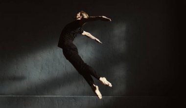 Usta esnek dansçı havada gerçekleştirme