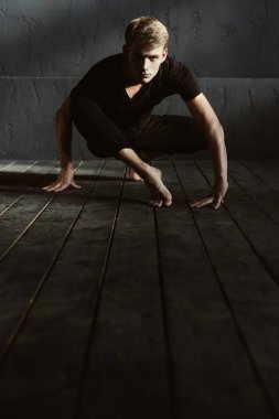 Karizmatik genç dansçı stüdyoda gerçekleştirme