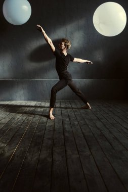 Zarif bale dansçısı süslü stüdyoda gerçekleştirme