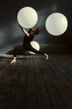 Esnek adam karanlık ışıklı stüdyoda dans