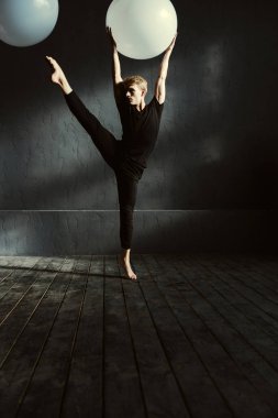 Stüdyoda dans konsantre genç adam