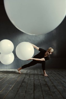 Manyetik genç dansçı süslü stüdyoda gerçekleştirme