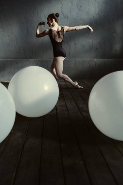 Usta zarif dansçı süslü stüdyoda gerçekleştirme