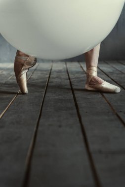 Beyaz balon ve siyah renkli odasında pointe