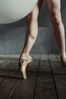 Kaslı bale dansçısı pointes bacaklarda