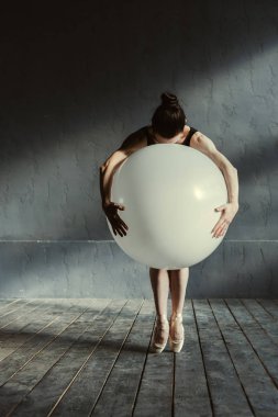 Büyük balon stüdyoda tutan etkileyici balet