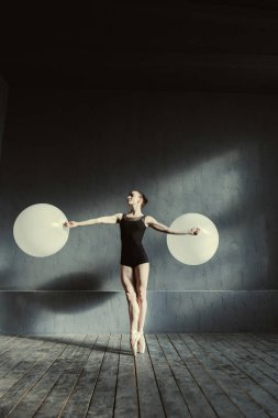 Seyirciler için onun yetenek gösteren şirin asıl dansçı