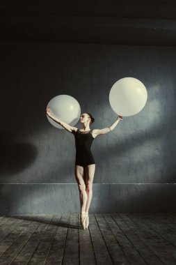 Seyirciler için onun yetenek gösteren muhteşem asıl dansçı