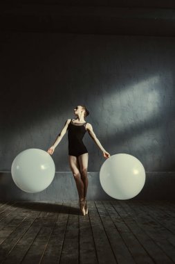 Stüdyoda performans muhteşem asıl dansçı