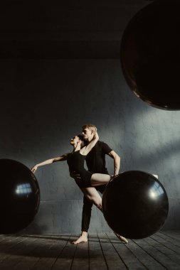 Yetenekli genç bale dansçıları birlikte stüdyoda gerçekleştirme