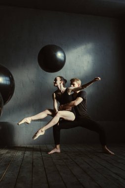 Gülümseyen pozitif bale dansçıları stüdyoda gerçekleştirme