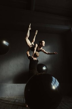 Birlikte siyah renkli stüdyoda dans jimnastikçiler konsantre