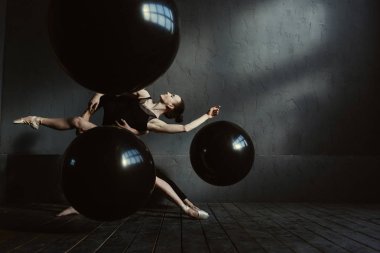 Neşeli jimnastikçiler birbirleri ile etkileşim içinde gerçekleştirme