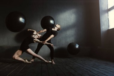 İşin içinde yetkin jimnastikçiler birbirleri ile etkileşim içinde gerçekleştirme