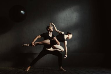 Birbirleri ile etkileşim içinde performans jimnastikçiler konsantre