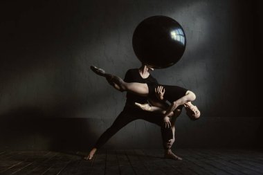 Kas jimnastikçiler birbirleri ile etkileşim içinde gerçekleştirme